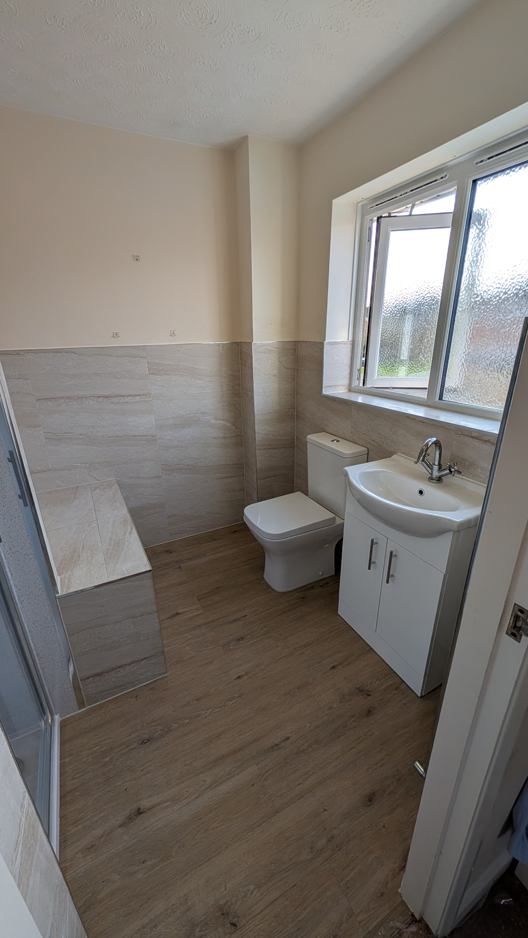Marble-effect floor tiling in bathroom
