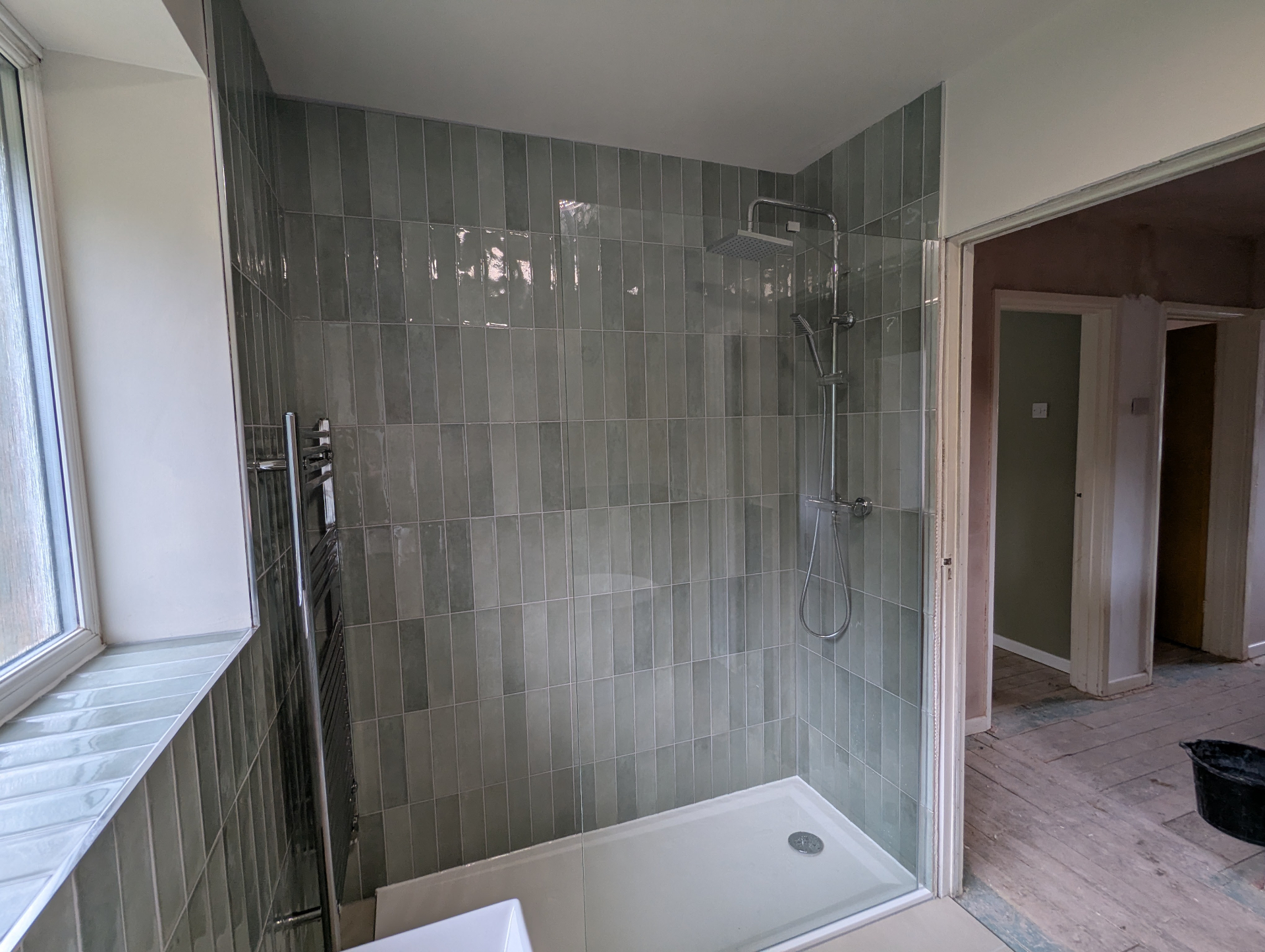 Contemporary bathroom with wall-hung vanity