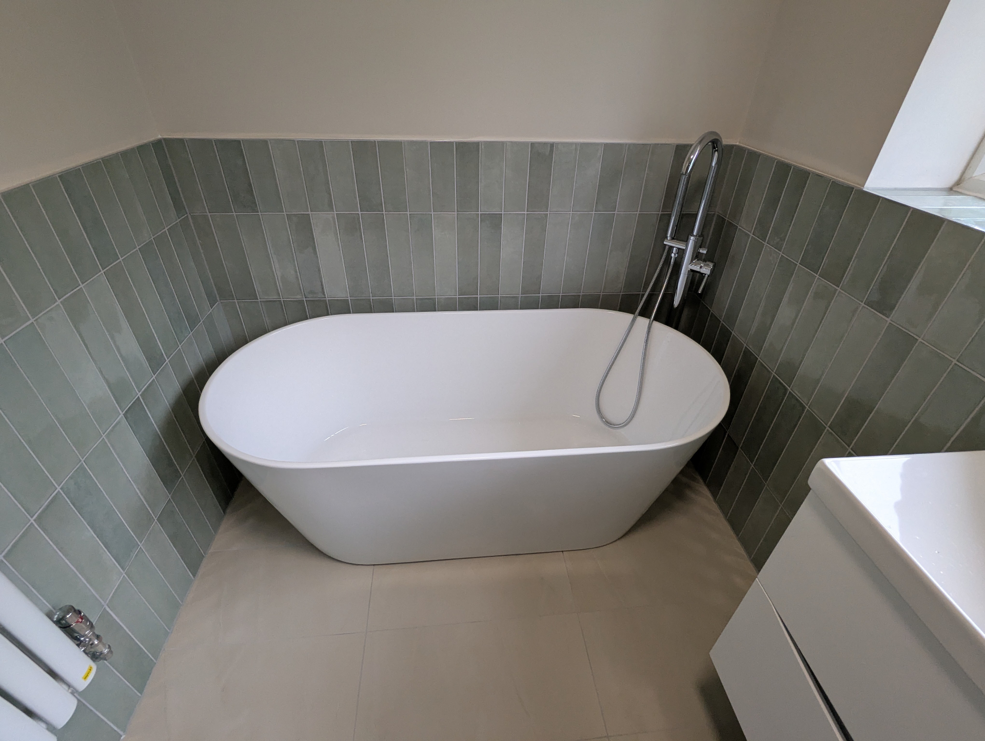 Minimalist modern bathroom design