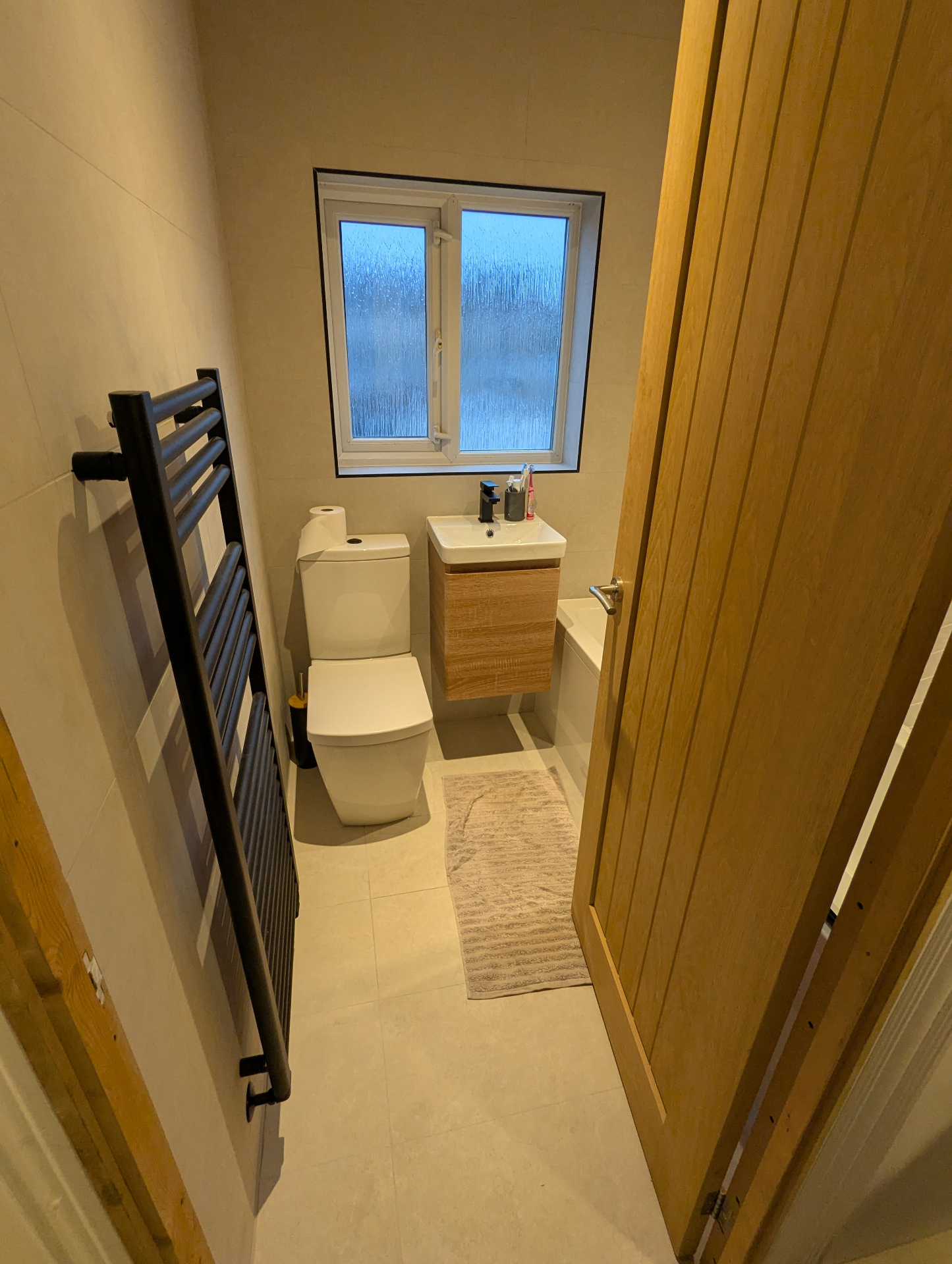 Wood-effect bathroom with warm tones